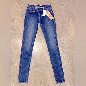 Brand new Levi's Jeans Women's 711 Skinny -
Size 23/32